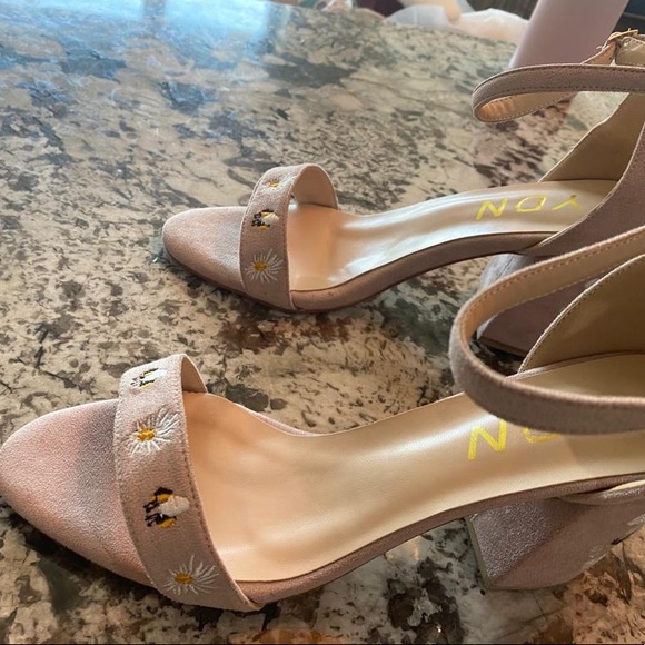 New shoes , never wear large size - Picture 4 of 6